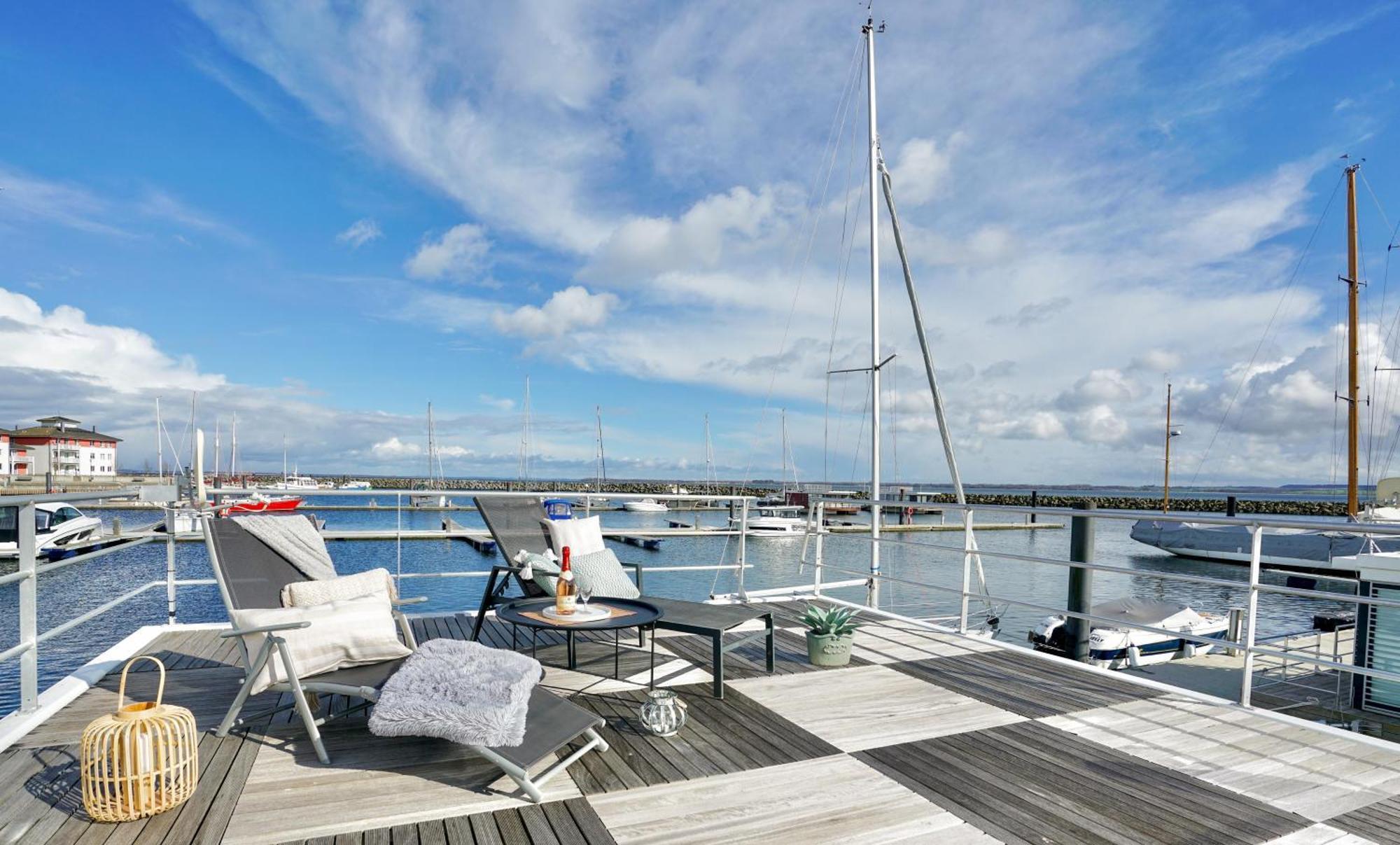 Exklusives Ostsee-Hausboot, Kueche Mit Spueler, Tv, Grosse Sonnenterrasse, 3X Kostenfreie Kfz-Parkplaetze, Klimaanlage, Bis Zu 6 Personen, 2X Baeder, Waschmaschine Boltenhagen  Εξωτερικό φωτογραφία