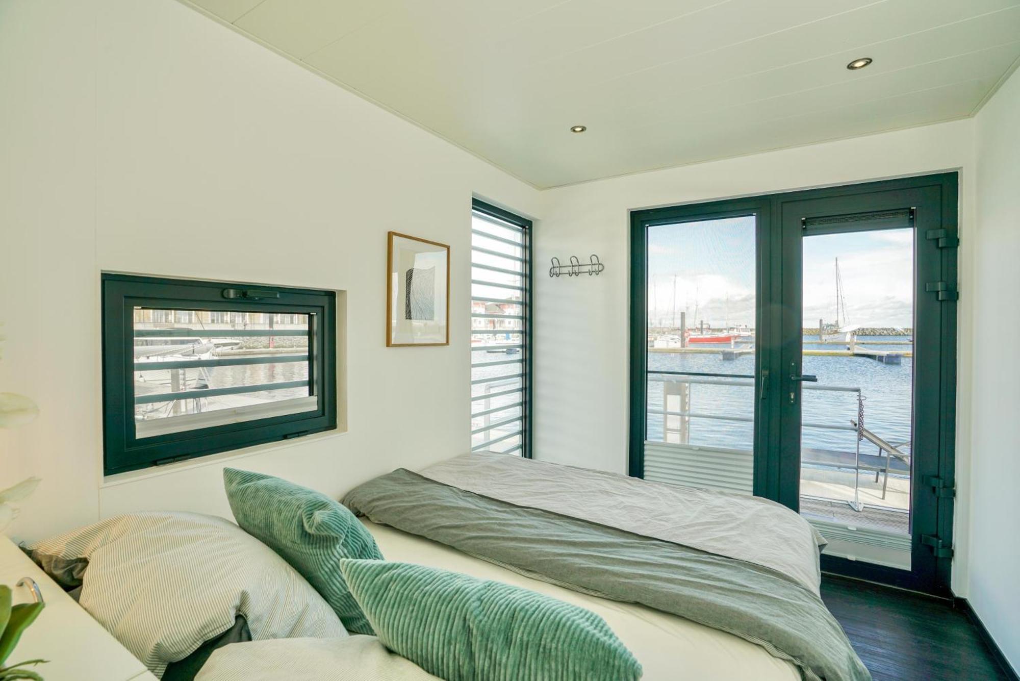 Exklusives Ostsee-Hausboot, Kueche Mit Spueler, Tv, Grosse Sonnenterrasse, 3X Kostenfreie Kfz-Parkplaetze, Klimaanlage, Bis Zu 6 Personen, 2X Baeder, Waschmaschine Boltenhagen  Εξωτερικό φωτογραφία