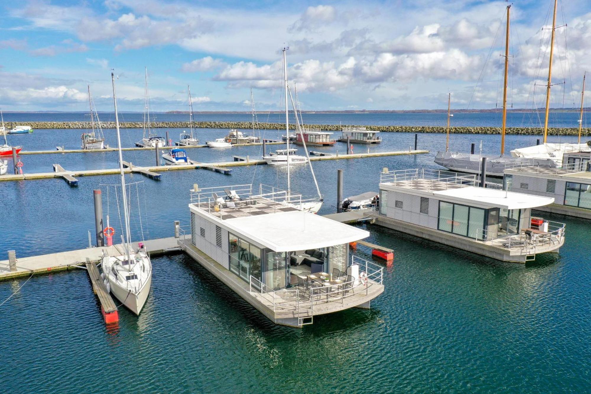 Exklusives Ostsee-Hausboot, Kueche Mit Spueler, Tv, Grosse Sonnenterrasse, 3X Kostenfreie Kfz-Parkplaetze, Klimaanlage, Bis Zu 6 Personen, 2X Baeder, Waschmaschine Boltenhagen  Εξωτερικό φωτογραφία