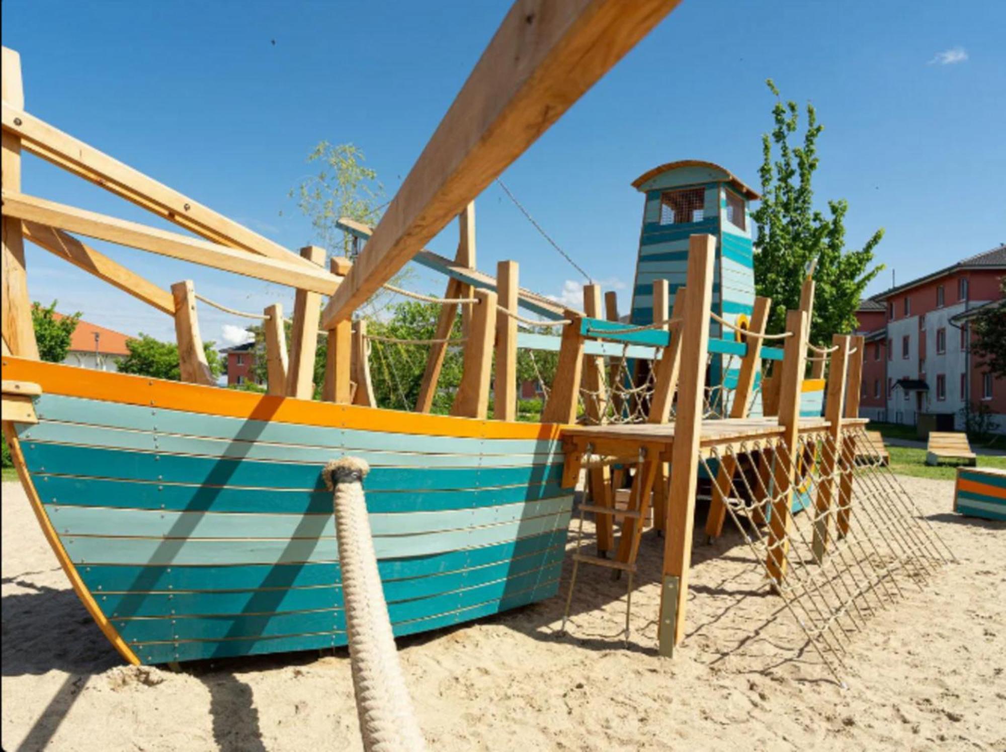 Exklusives Ostsee-Hausboot, Kueche Mit Spueler, Tv, Grosse Sonnenterrasse, 3X Kostenfreie Kfz-Parkplaetze, Klimaanlage, Bis Zu 6 Personen, 2X Baeder, Waschmaschine Boltenhagen  Εξωτερικό φωτογραφία