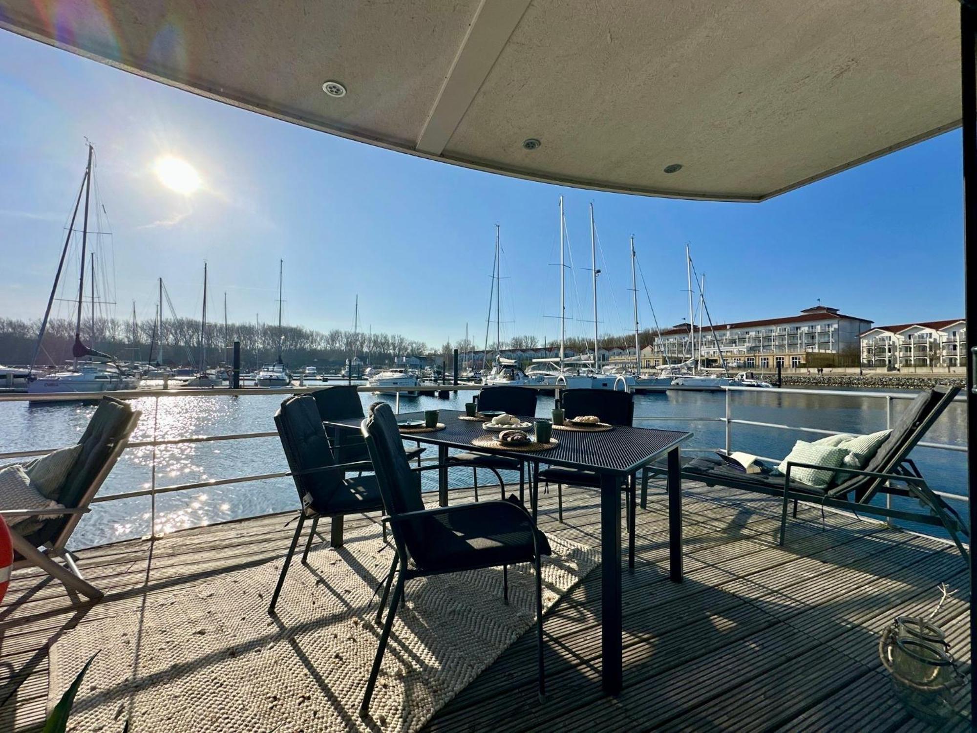 Exklusives Ostsee-Hausboot, Kueche Mit Spueler, Tv, Grosse Sonnenterrasse, 3X Kostenfreie Kfz-Parkplaetze, Klimaanlage, Bis Zu 6 Personen, 2X Baeder, Waschmaschine Boltenhagen  Εξωτερικό φωτογραφία